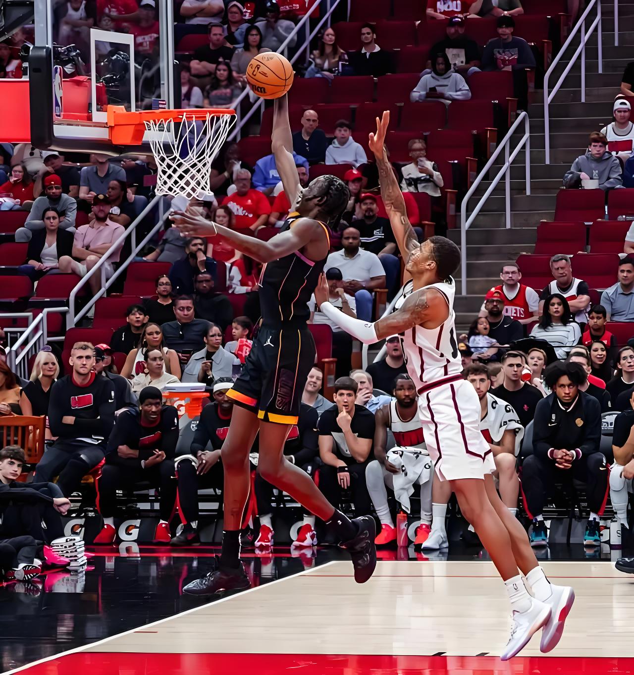 太阳客场击败尼克斯,替补球员发挥关键 太阳客场击败尼克斯,替补球员发挥关键