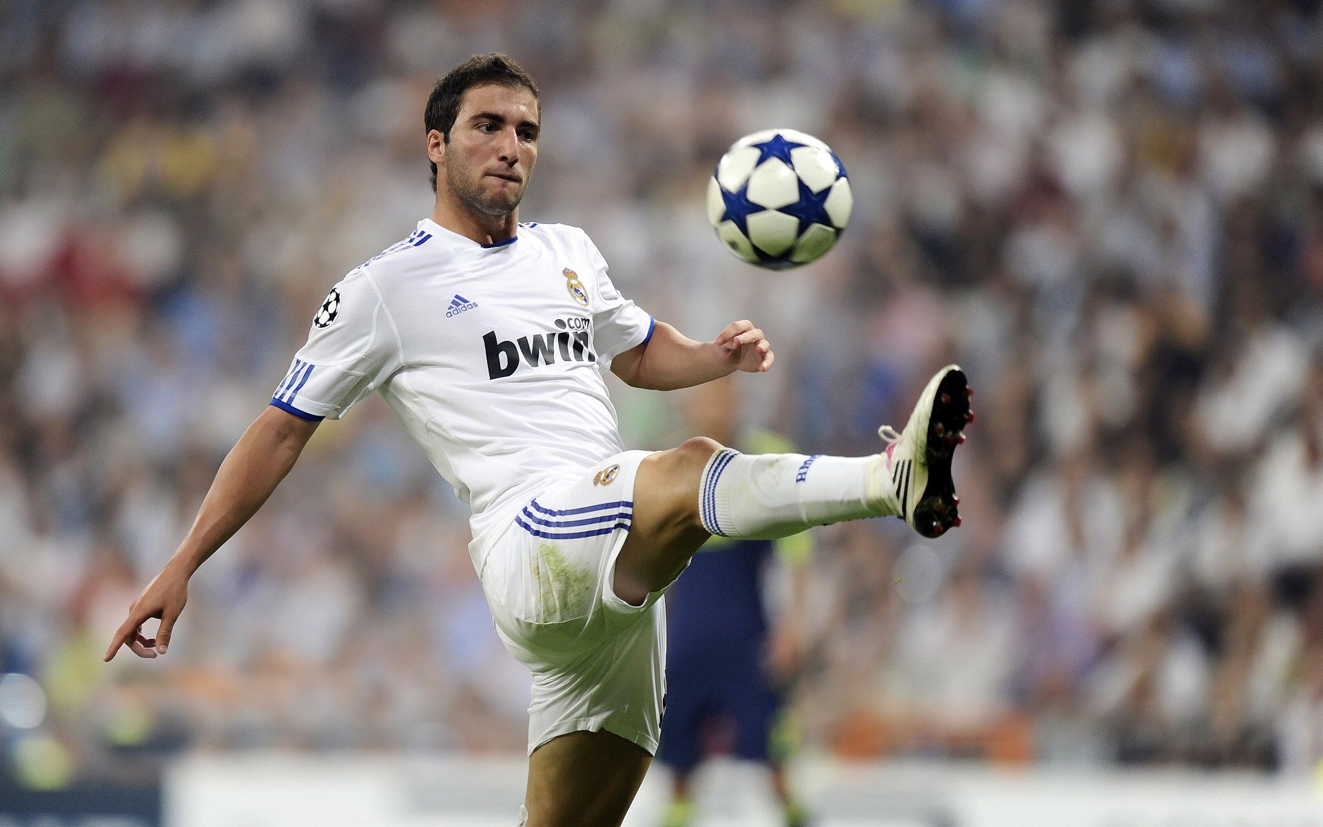 鏖战伯纳乌，奥斯梅恩的尖刀与皇马的铁壁